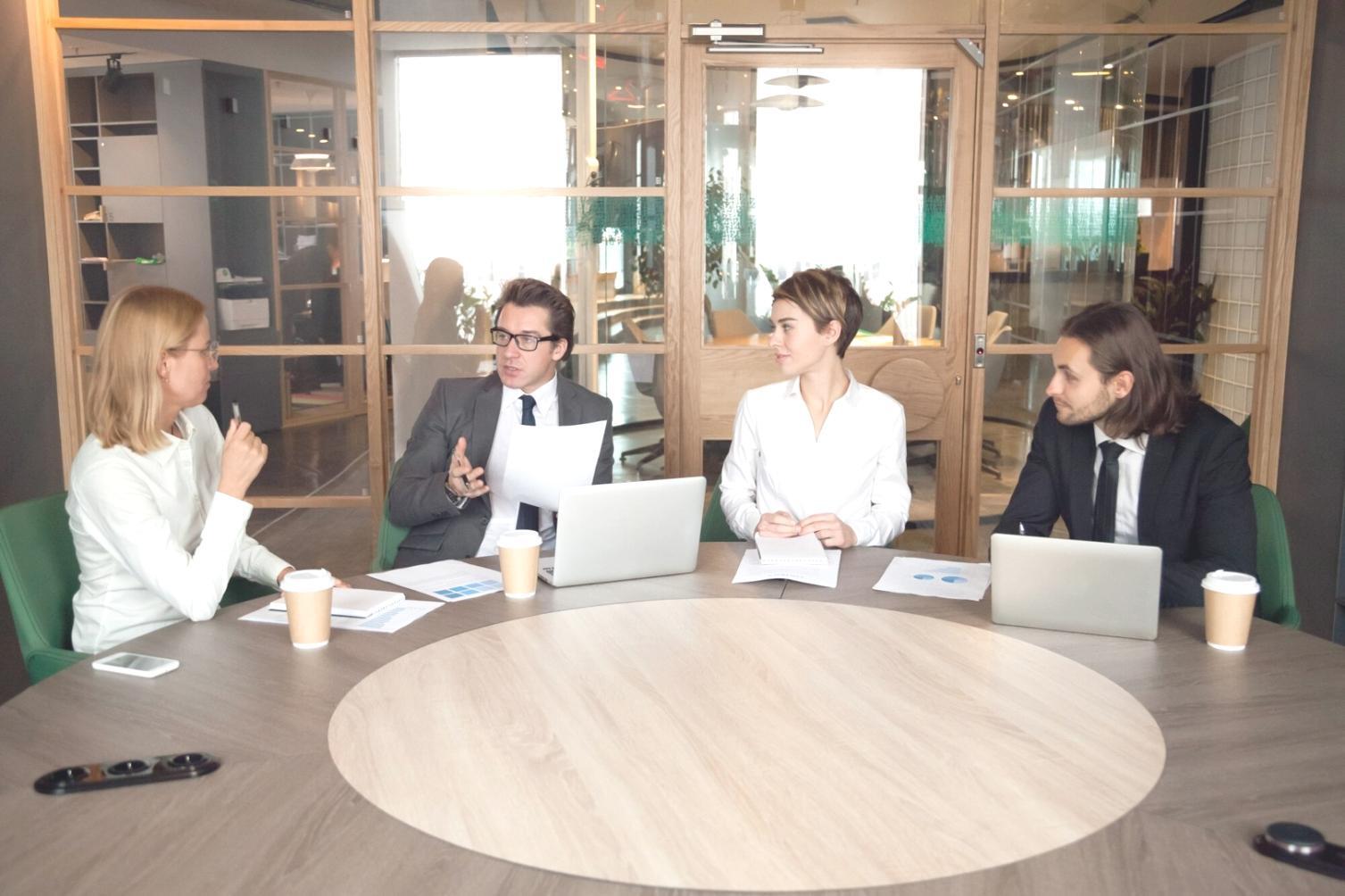 Équipe d'experts aerolithquantiva analysant des données financières